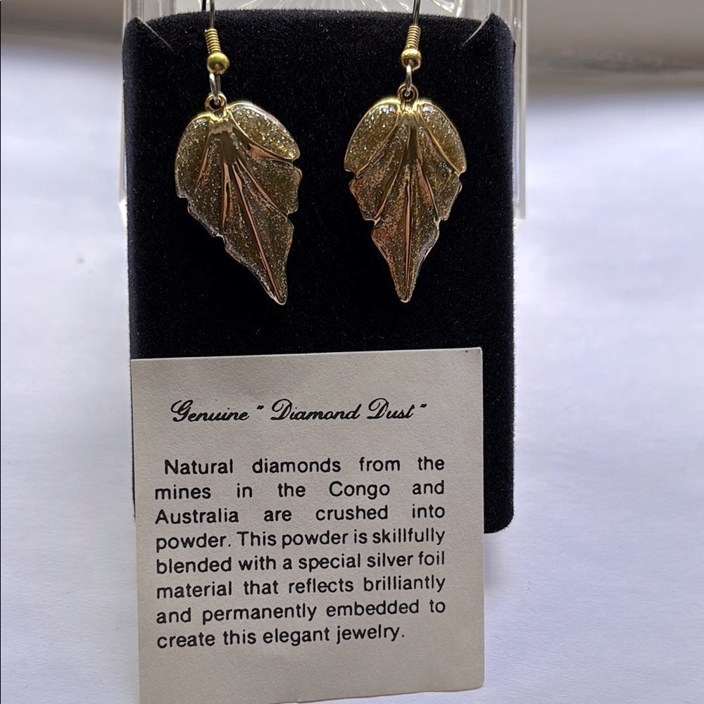 ⬛️NWT Drop/Dangle Leaf Earrings With Diamond Dust, Gold Tone